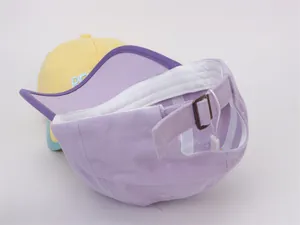 Détail de casquettes baseball enfant couleur bonbon avec boucle métal et broderie PEA