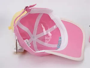 Vue détaillée de l'intérieur de la casquette en coton avec bandeau et bandes de renfort