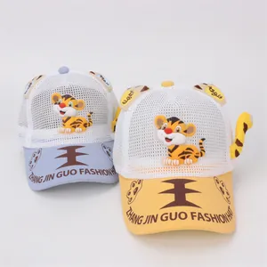 Détail de casquettes de baseball en maille pour bébé avec motifs tigre mignons