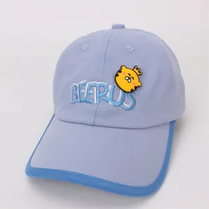 Détail d'une casquette de baseball pour enfant avec broderie BEERUS et écusson chat