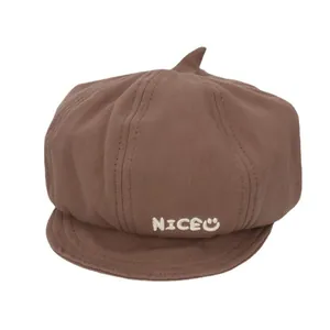 Béret marron pour enfants en toile avec broderie NICE et détail pointu sur le dessus