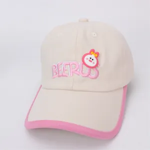 Détail d'une casquette enfant beige avec bord rose et broderie lapin Beerus