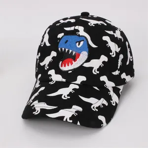Detailopname van kinderpet met cartoon dinosaurus borduursel en all-over dinoprint