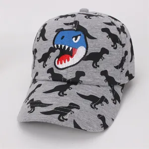 Detail van kinderpet met dinosaurus borduursel en all-over dinosaurus printpatroon