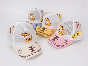 Détail de casquettes en maille pour bébé avec écusson tigre en quatre couleurs pastel douces