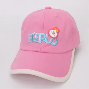 Détail de la casquette rose avec lapin en silicone et broderie bleue Beerus pour enfant