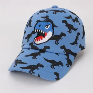 Detail van de blauwe kinderpet met dinosaurus borduursel en hoogwaardige stiksels