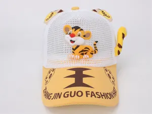 Détail de la casquette tigre avec oreilles 3D et maille respirante à l'arrière