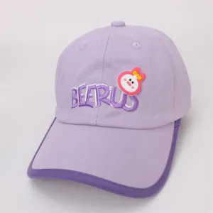 Détail d'une casquette lavande avec broderie BEERUS et écusson de lapin rose mignon