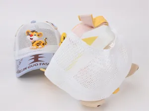 Détail de la casquette bébé en maille avec écusson tigre et filet blanc respirant