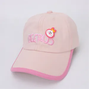 Détail de casquette en coton rose avec broderie BEERUS et patch lapin en 3D mignon