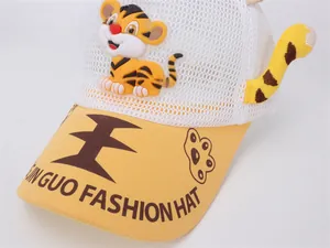 Détail de la maille blanche respirante et de la queue de tigre en peluche sur la casquette