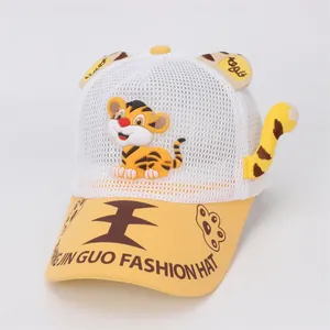 Détail de la casquette tigre bébé avec oreilles 3D et badge cartoon pour l'été