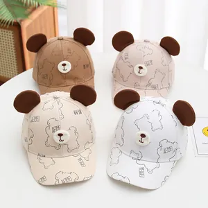 Vue détaillée de casquettes de baseball pour bébé avec oreilles d'ours en couleurs neutres