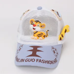 Détail du filet respirant blanc et du tigre en 3D sur cette casquette pour enfants