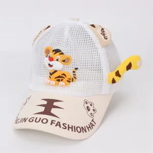 Détail de la casquette tigre pour bébé avec maille respirante et oreilles de dessin animé