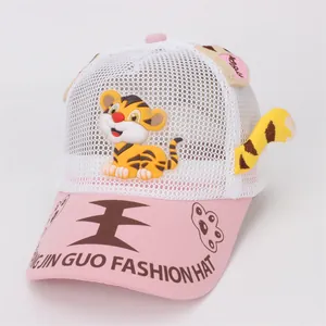 Détail de la casquette pour bébé rose avec tissu en maille et oreilles de tigre en relief
