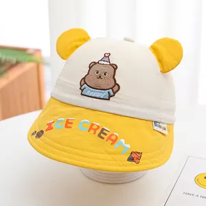 Détail chapeau soleil bébé avec oreilles d'ours 3D et broderie d'ours avec texte Happy