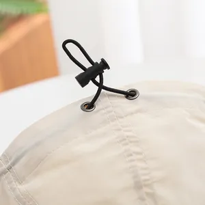 Détail du cordon de serrage réglable et de l'arrêt de cordon sur chapeau beige
