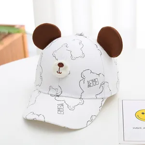 Détails de la casquette bébé avec oreilles d'ours en peluche et motifs cartoon