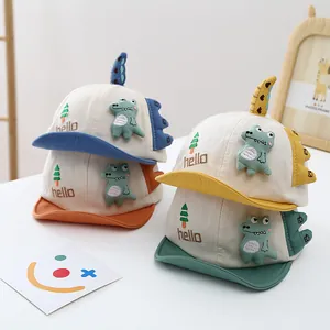 Détail de casquettes bébé avec visière souple et broderie dinosaure 3D mignonne