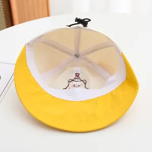 Détail d'un chapeau de soleil bébé montrant la broderie interne et le cordon réglable