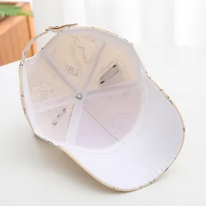 Vue intérieure de la casquette bébé beige avec motifs de dessins animés et bandeau