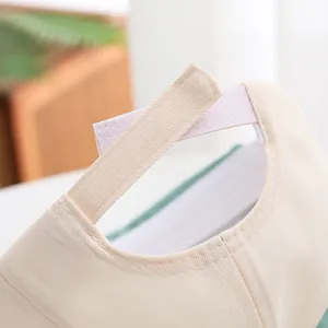 Détail de la sangle velcro réglable sur la casquette de baseball en coton beige