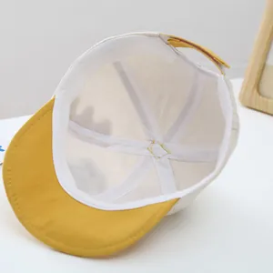 Détails de l'intérieur de la casquette bébé avec bande anti-transpiration et coutures