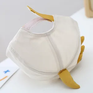 Détail de la fermeture velcro réglable violette à l'arrière de la casquette bébé