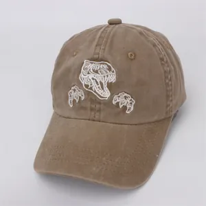 Détail de la broderie dinosaure sur casquette de baseball en coton délavé pour enfant
