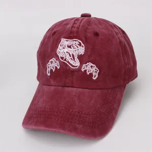 Vue détaillée de la broderie de dinosaure sur casquette de baseball en coton bordeaux