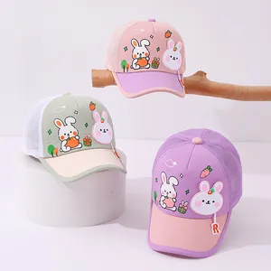 Détail des casquettes de baseball pour enfants avec lapin, maille filet et pendentif R mignon