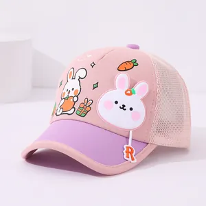 Détail de la casquette rose en maille pour enfant avec écusson lapin et étiquette R