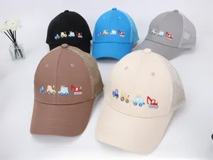 Détail de la broderie de camion sur des casquettes de baseball en mesh pour enfants en couleurs