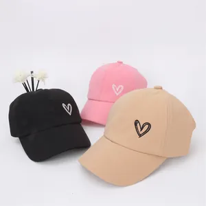 Trois casquettes de baseball en coton avec broderie cœur en noir, rose et kaki