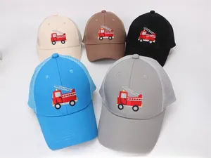 Détail de cinq casquettes trucker en filet pour enfants avec broderie de camion de pompier