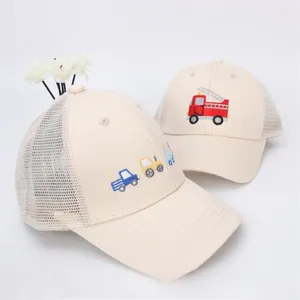 Détail de la casquette de baseball pour enfant avec broderie voiture et maille filet