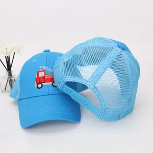 Détail d'une casquette enfant bleue avec broderie camion de pompiers et filet respirant
