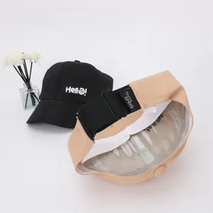 Détail de l'intérieur de la casquette avec bandeau et sangle élastique réglable