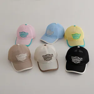 Vue détaillée de casquettes de baseball en mesh respirant avec écussons brodés variés