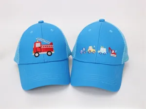 Détail du dos en maille respirante et broderie de véhicule sur casquettes bleues enfant