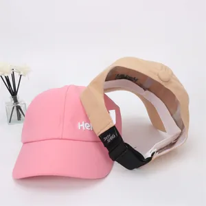 Détail des casquettes queue de cheval rose et beige pour enfants avec broderie coeur et sangle