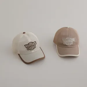 Vue détaillée des casquettes en maille respirante avec broderie de lettres vintage