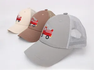 Détail de trois casquettes filet pour enfants avec broderie de camion de pompiers rouge