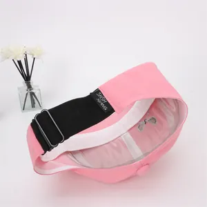 Détail de la visière rose avec sangle élastique réglable et broderie papillon délicate