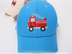 Détail de la broderie camion de pompiers rouge sur casquette filet bleue pour enfant
