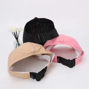 Vue arrière de chapeaux de soleil ouverts avec boucles réglables et texture du tissu