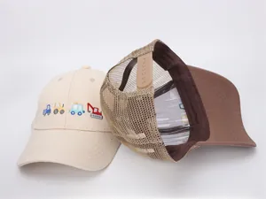 Détail de casquettes en filet pour enfants avec broderie de camions de construction