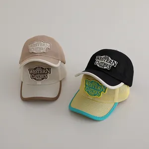 Détail de casquettes de baseball en mesh respirant avec broderie vintage et passepoil contrasté